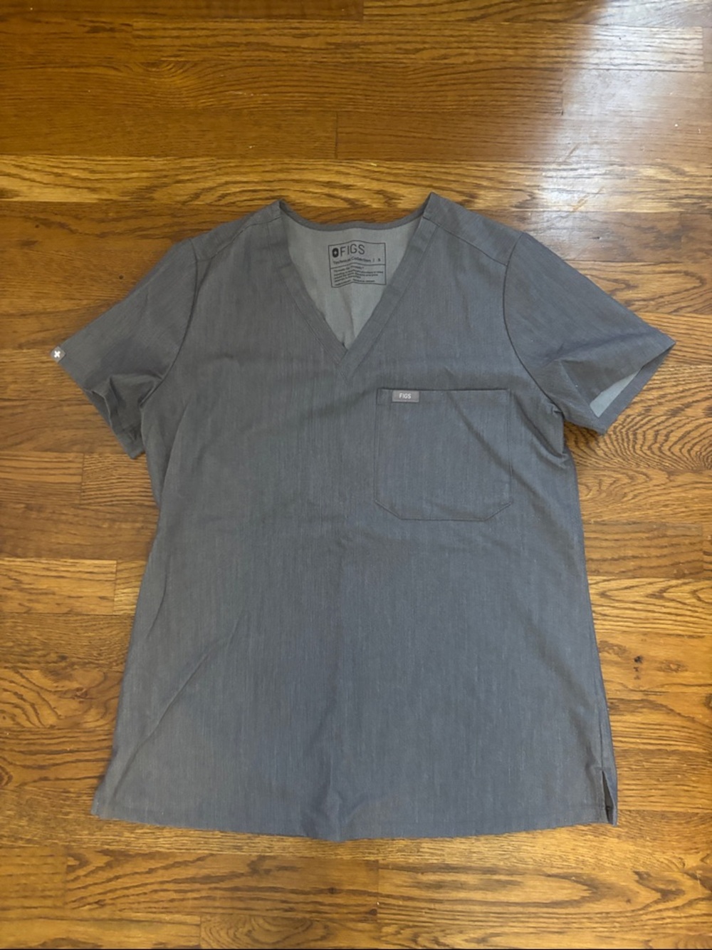 Figs Women’s V-Neck Short Sleeve Top in Charcoal